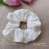 Scrunchies xanh trắng chấm đá