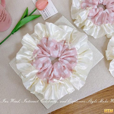 Scrunchies tim hồng viền bèo trắng