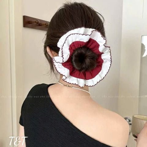 Scrunchies vải đỏ viền bèo trắng