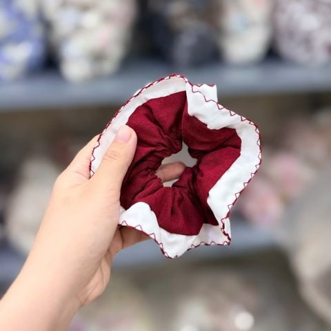 Scrunchies vải đỏ viền bèo trắng