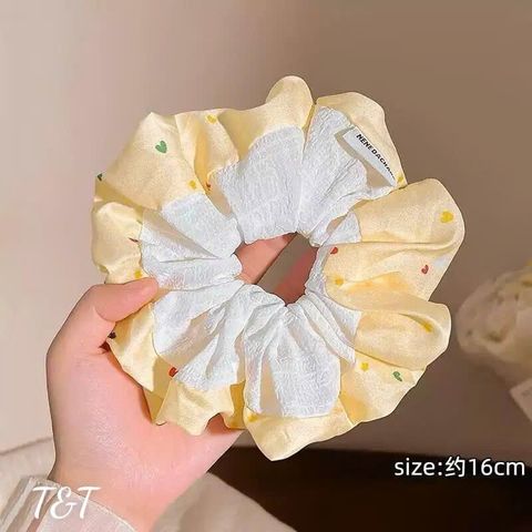 Scrunchies vàng trắng họa tiết tim