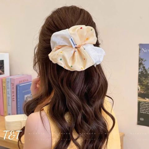 Scrunchies vàng trắng họa tiết tim