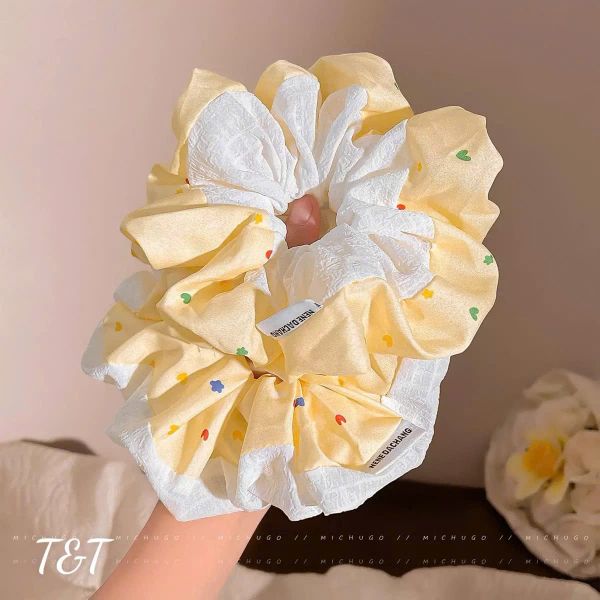 Scrunchies vàng trắng họa tiết tim