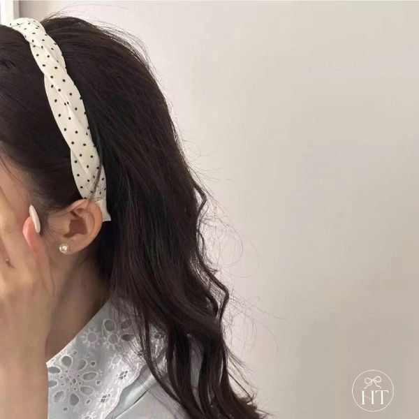 Cài chấm bi đen trắng xếp chéo