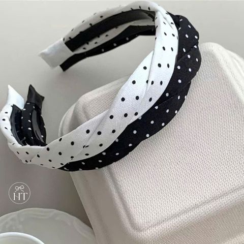 Cài chấm bi đen trắng xếp chéo