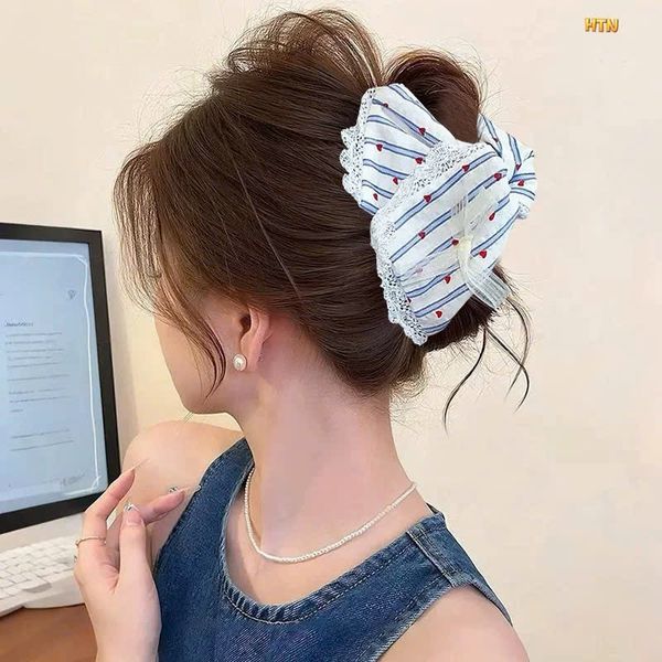 Cào tam giác sọc xanh tim đỏ