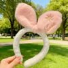 Cài nơ vặn chữ love