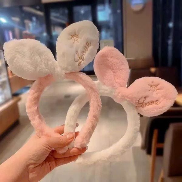 Cài nơ vặn chữ love