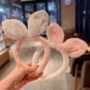 Cài nơ vặn chữ love