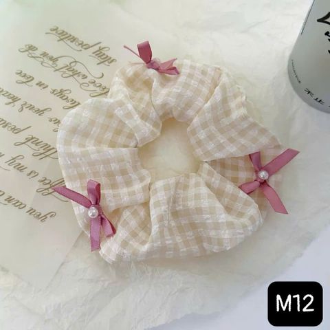 Scrunchies caro 2 màu đính 3 nơ trai M12