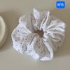 Scrunchies xanh trắng hoa nhí M16