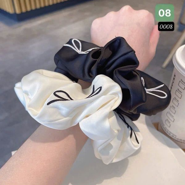 Scrunchies trắng đen thêu nơ
