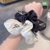 Scrunchies trắng đen thêu nơ