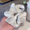 Scrunchies trắng đen thêu nơ