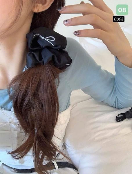 Scrunchies trắng đen thêu nơ