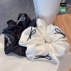 Scrunchies trắng đen thêu nơ