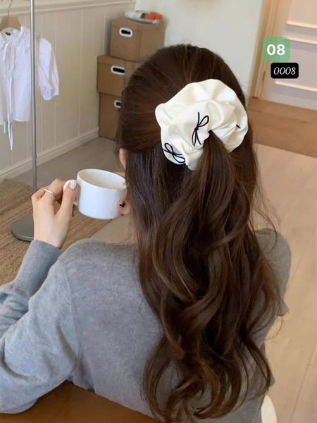 Scrunchies trắng đen thêu nơ