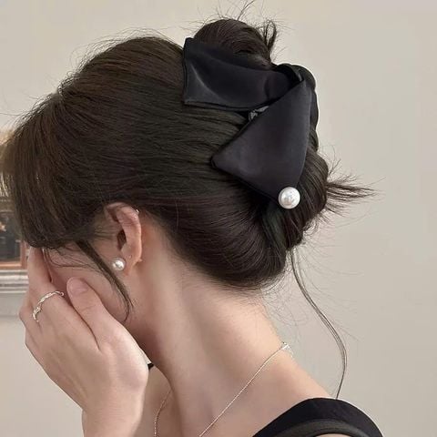 Cào tam giác lụa trắng đen đính 1 hạt trai