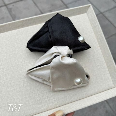 Cào tam giác lụa trắng đen đính 1 hạt trai
