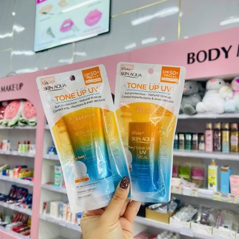 Kem chống nắng nâng tông Skin Aqua Tone up Latte Beige cho mọi tông da, dạng tinh chất Sunplay Skin Aqua Tone Up UV Essence Latte Beige SPF 50+ PA++++ 50g