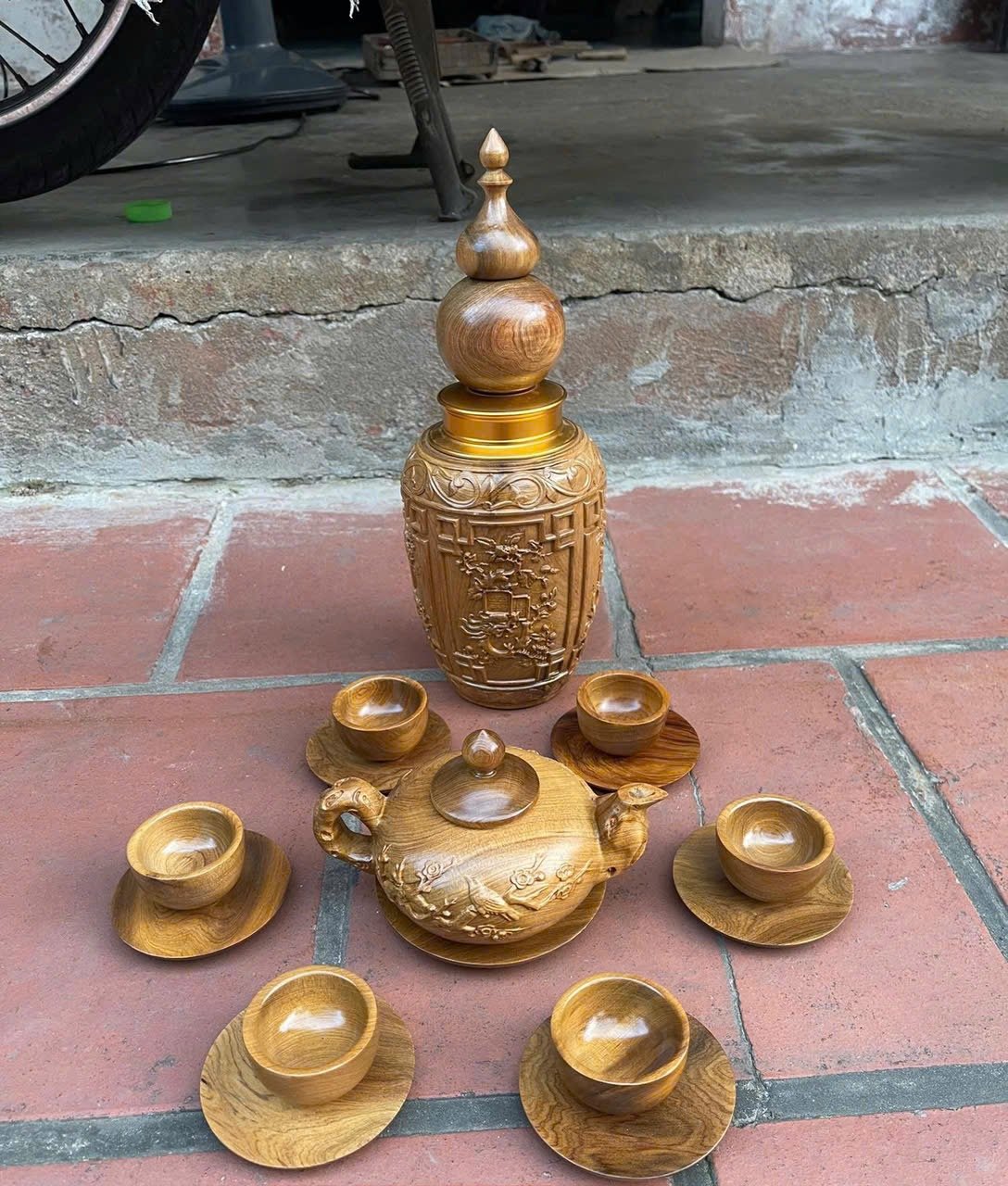 Bộ ấm chén gỗ bách xanh + hộp đựng chè chạm khắc