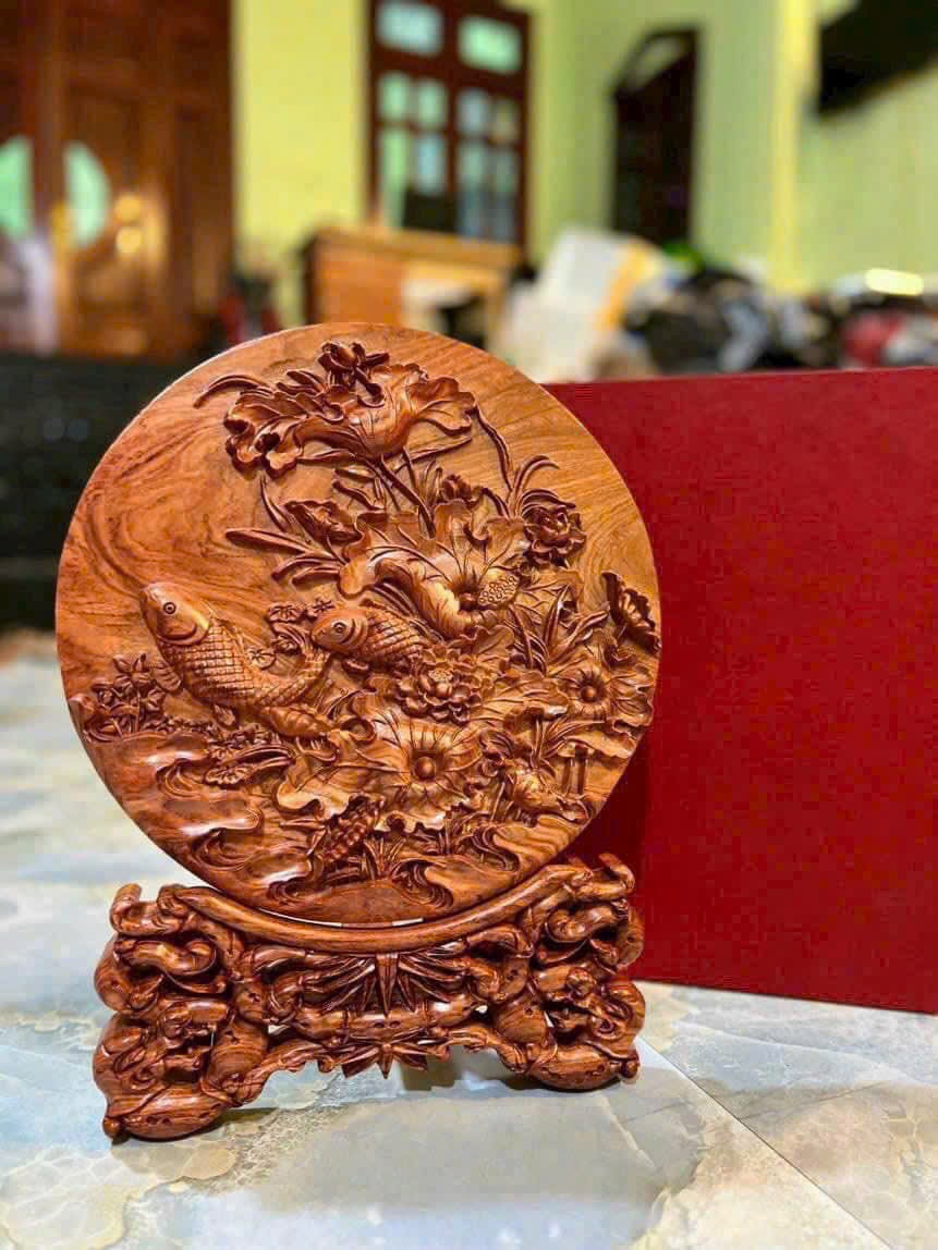 Đĩa phong thủy uyên ương sen vàng gỗ hương 40cm