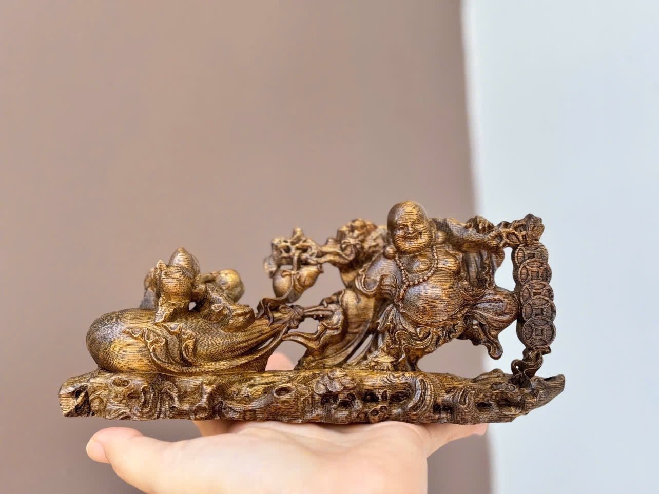 Tượng Di Lặc kéo túi tiền trầm hương 20x9cm