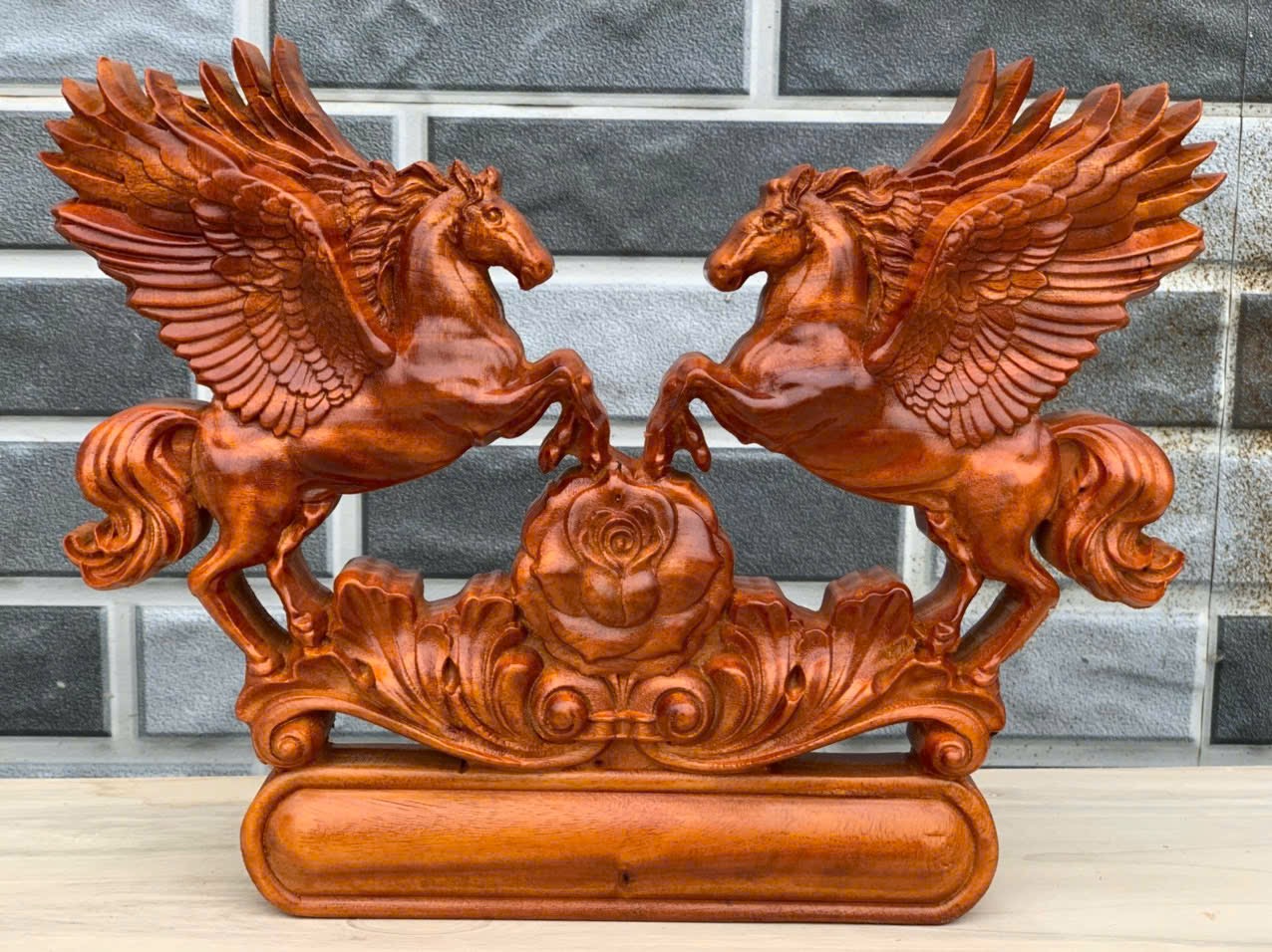 Tác phẩm gỗ Song Mã nguyên khối phong thủy