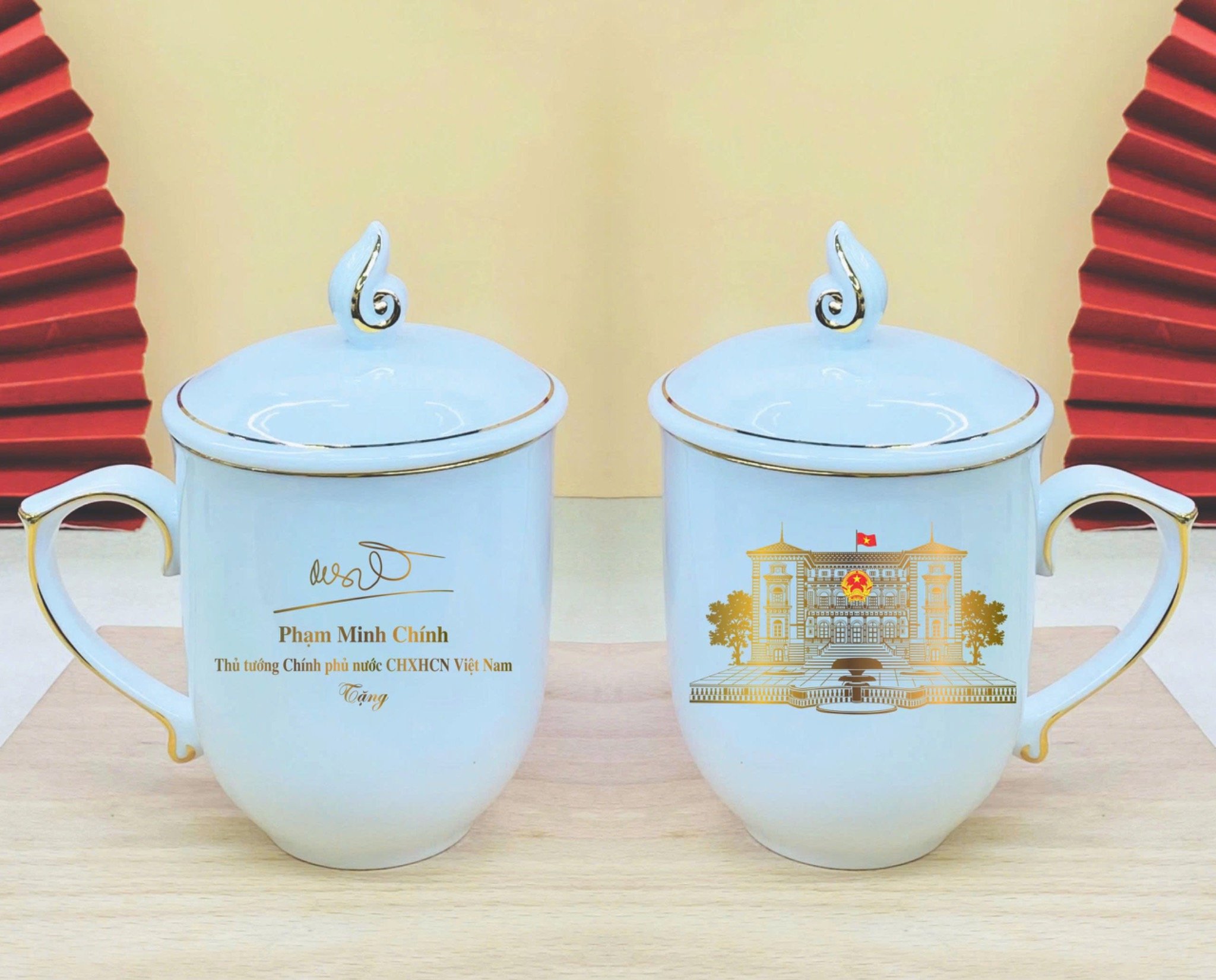 Cốc bưởi chỉ vàng 2 mặt in chữ Thủ tướng Phạm Minh Chính Bát Tràng