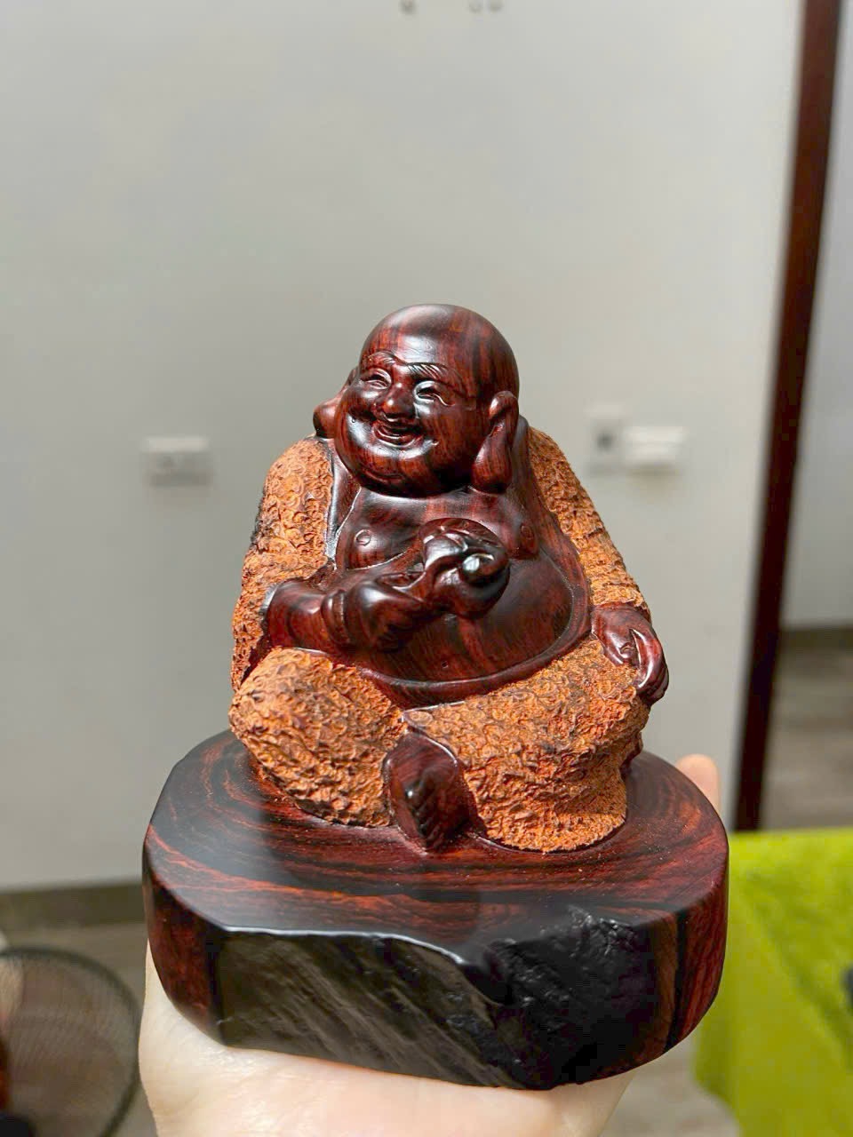 Tác phẩm Di Lặc cầm nấm Linh Chi gỗ Trắc Ta đỏ đen để ô tô