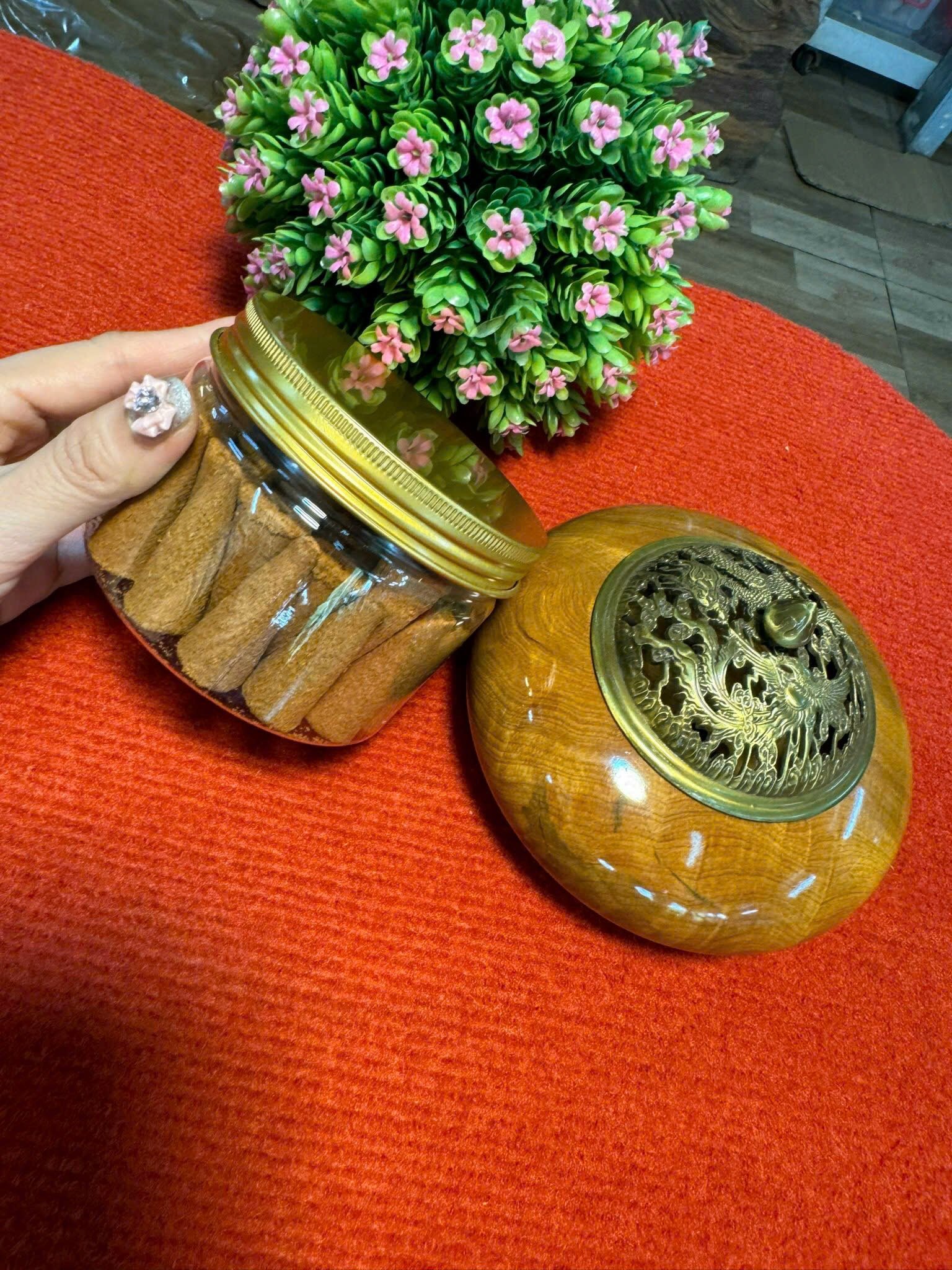 Bộ đốt trầm VIP: nụ trầm hoàng đàn thơm + lư xông gỗ sụn bách xanh cao cấp