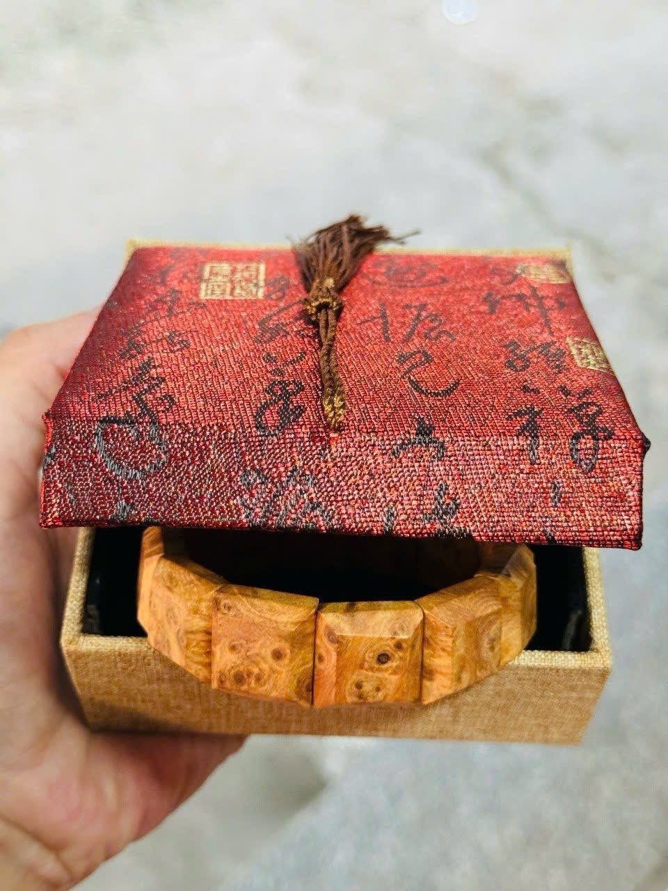 Vòng Nu Huyết Long – Thấu Quang Mạnh, Sang Trọng