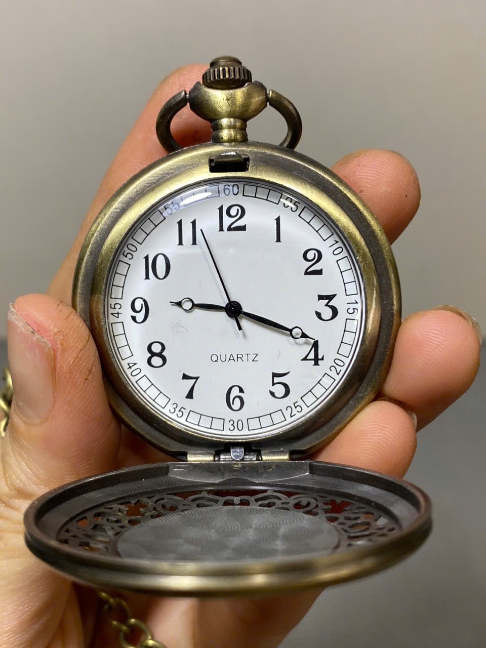 Đồng hồ quả quýt cổ điển bằng đồng khắc nổi – bền đẹp, sang trọng