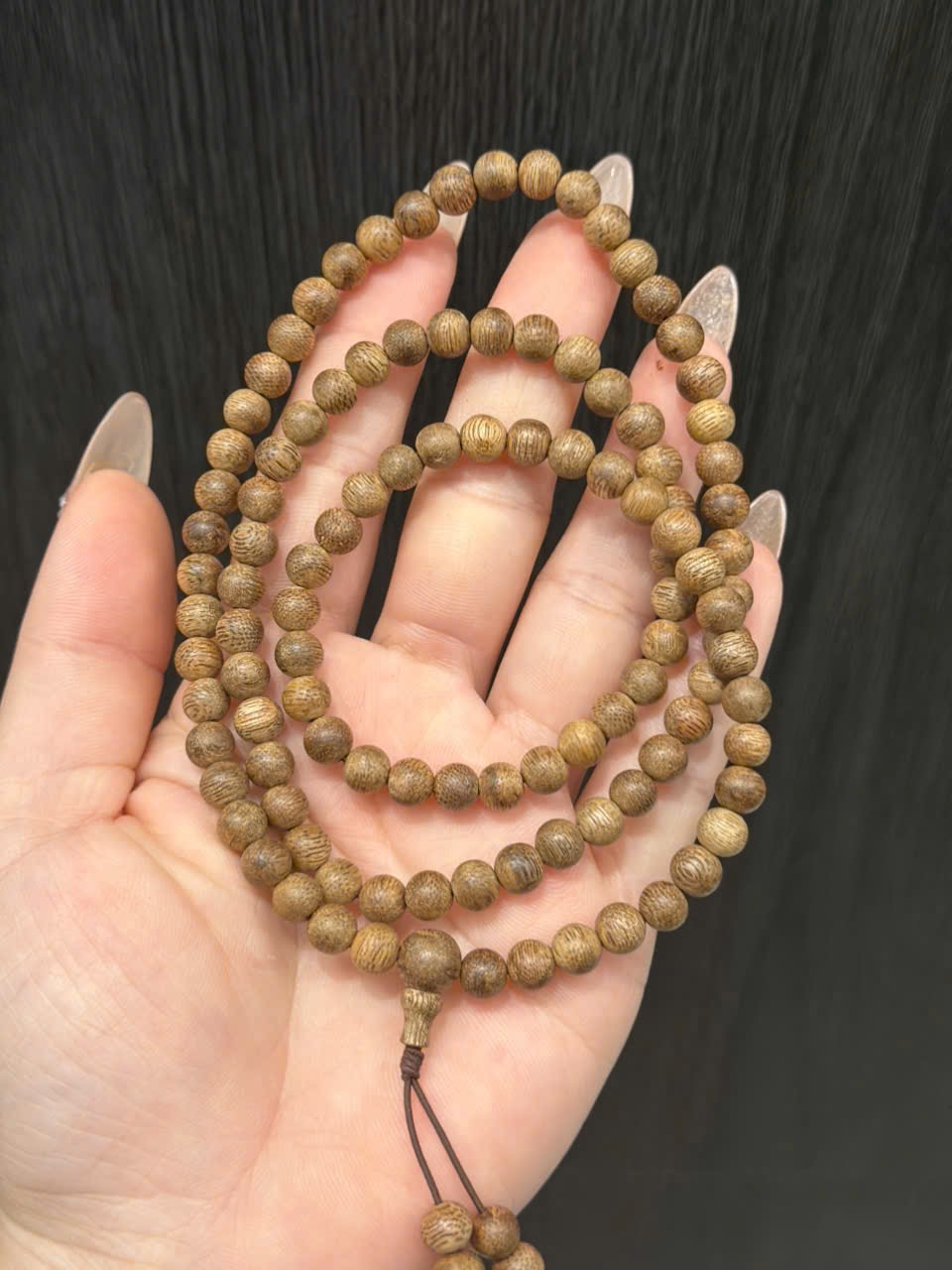 Vòng trầm hương Tốc Lào 6ly – Hương trầm thiên nhiên sang trọng, phong thủy may mắn