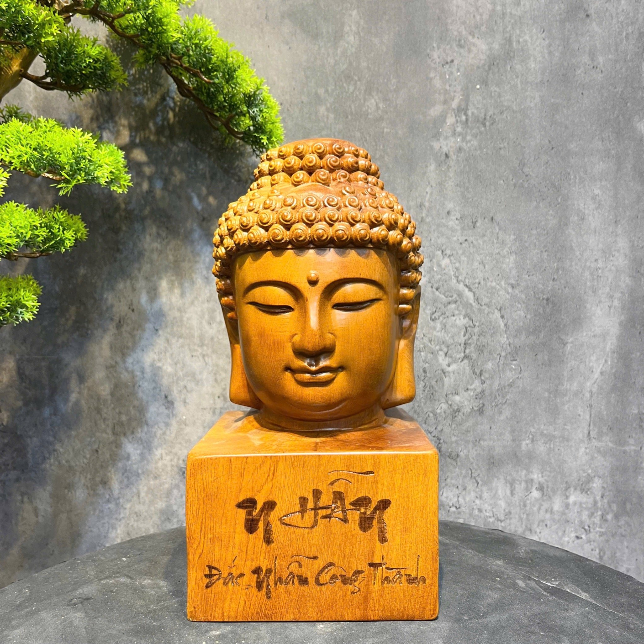 Diện Phật gỗ bách xanh 30x15 – Tác phẩm phong thủy trưng bày sang trọng