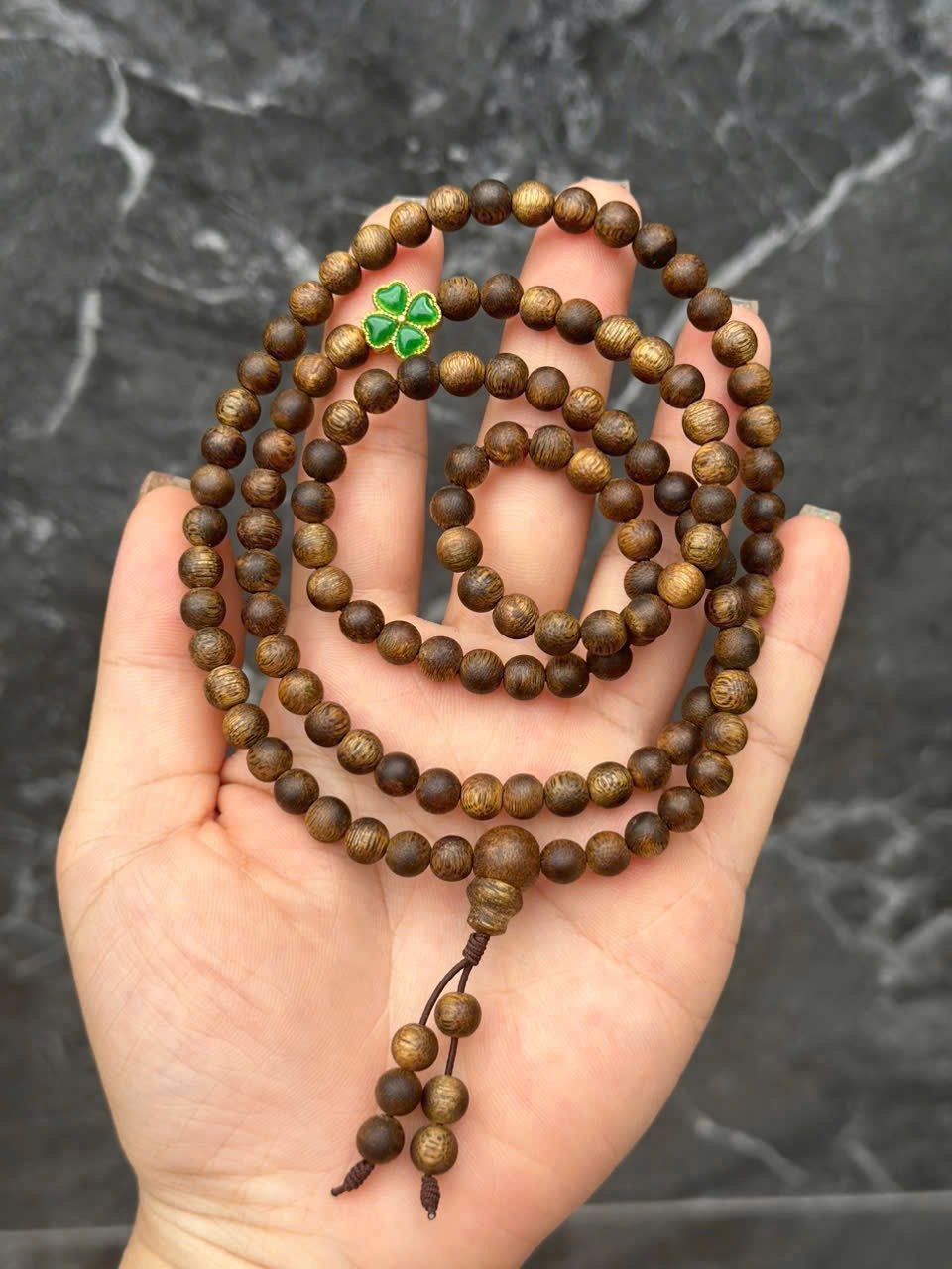 Vòng trầm Kỳ Hương Hải Nam 6 ly mix charm cỏ bốn lá phong thủy