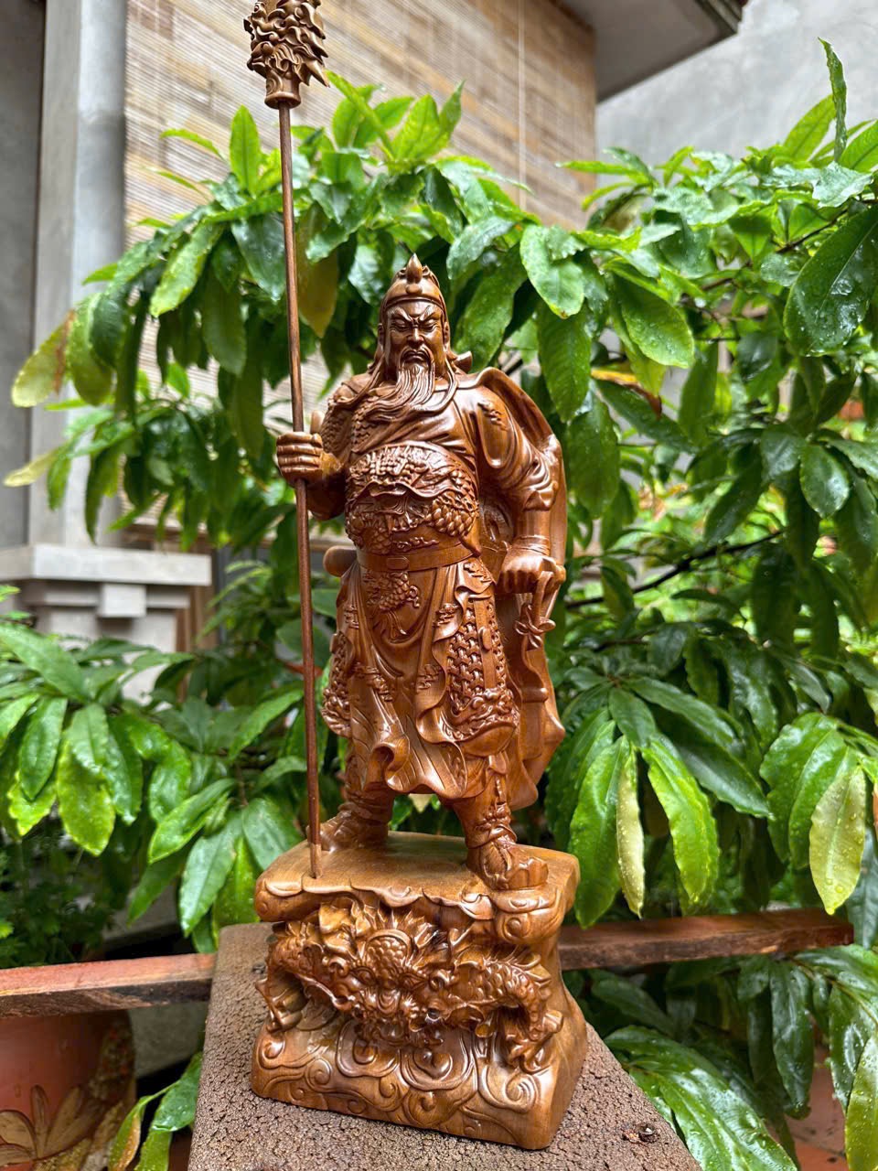 Tượng Quan Công gỗ bách xanh cao 40cm – gỗ thơm trưng bàn làm việc