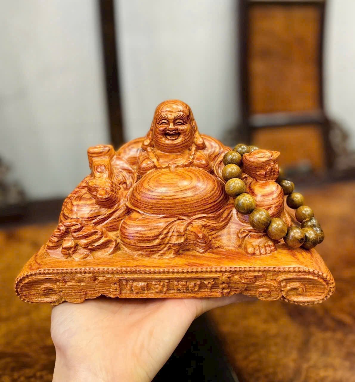 Tượng Di Lặc gỗ hương ngang 20cm tặng vòng tay bách xanh