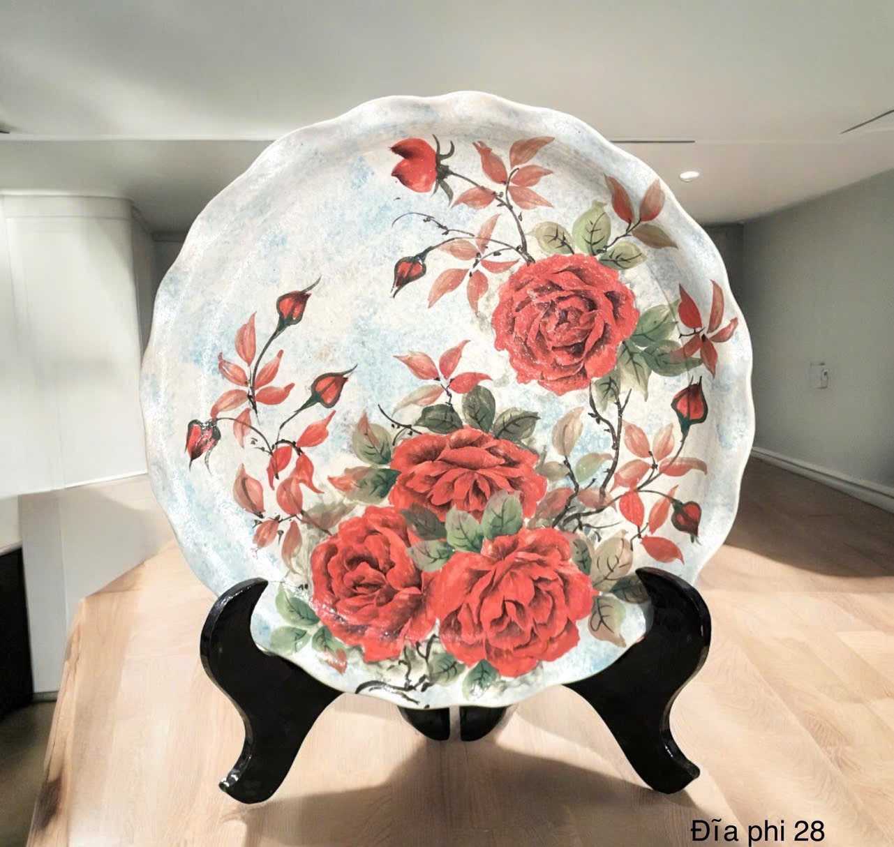 Đĩa vuốt tay vẽ kỹ Bát Tràng – Mã 790 kèm giá kê