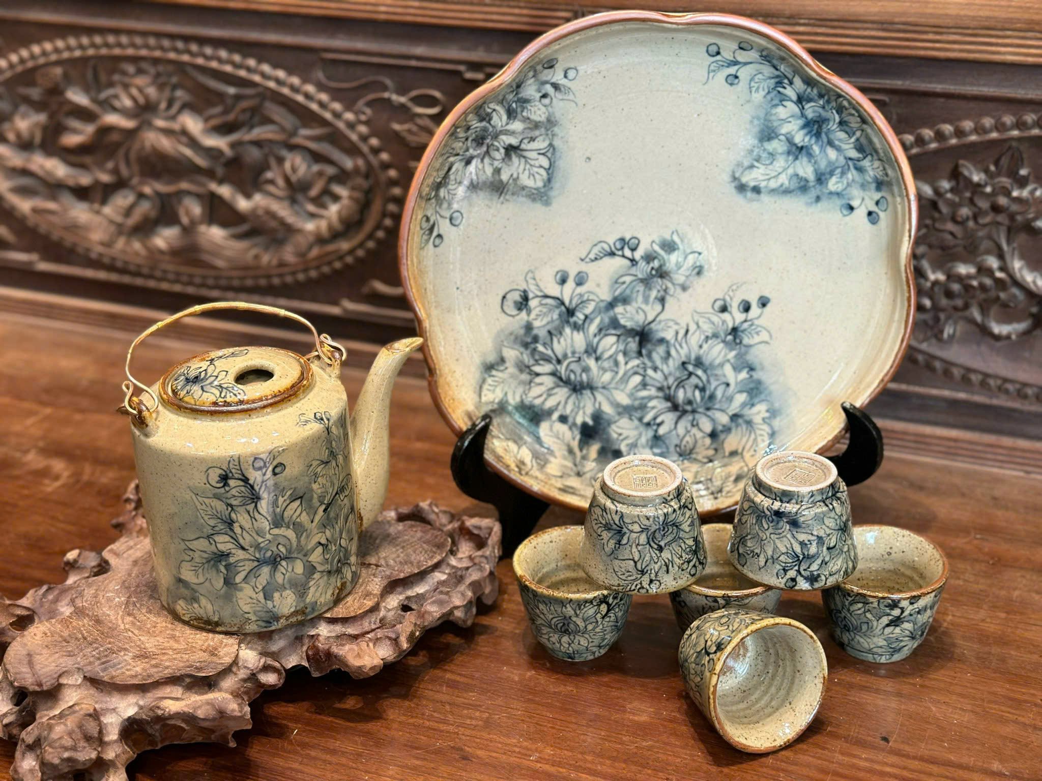 Bộ ấm chén tích vẽ cúc cổ Bát Tràng 700ml vuốt tay nghệ nhân