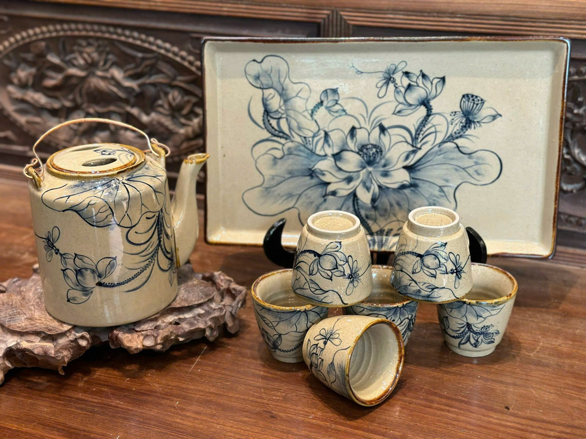 Bộ ấm chén tích sen chuồn Bát Tràng 1.5 lít vuốt tay nghệ nhân