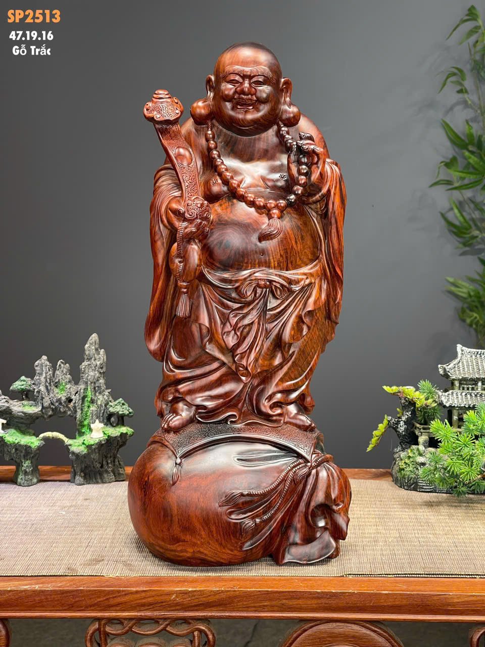 Tượng Di Lặc Như Ý đứng gỗ trắc Việt đỏ đen – phong thủy tài lộc cao cấp