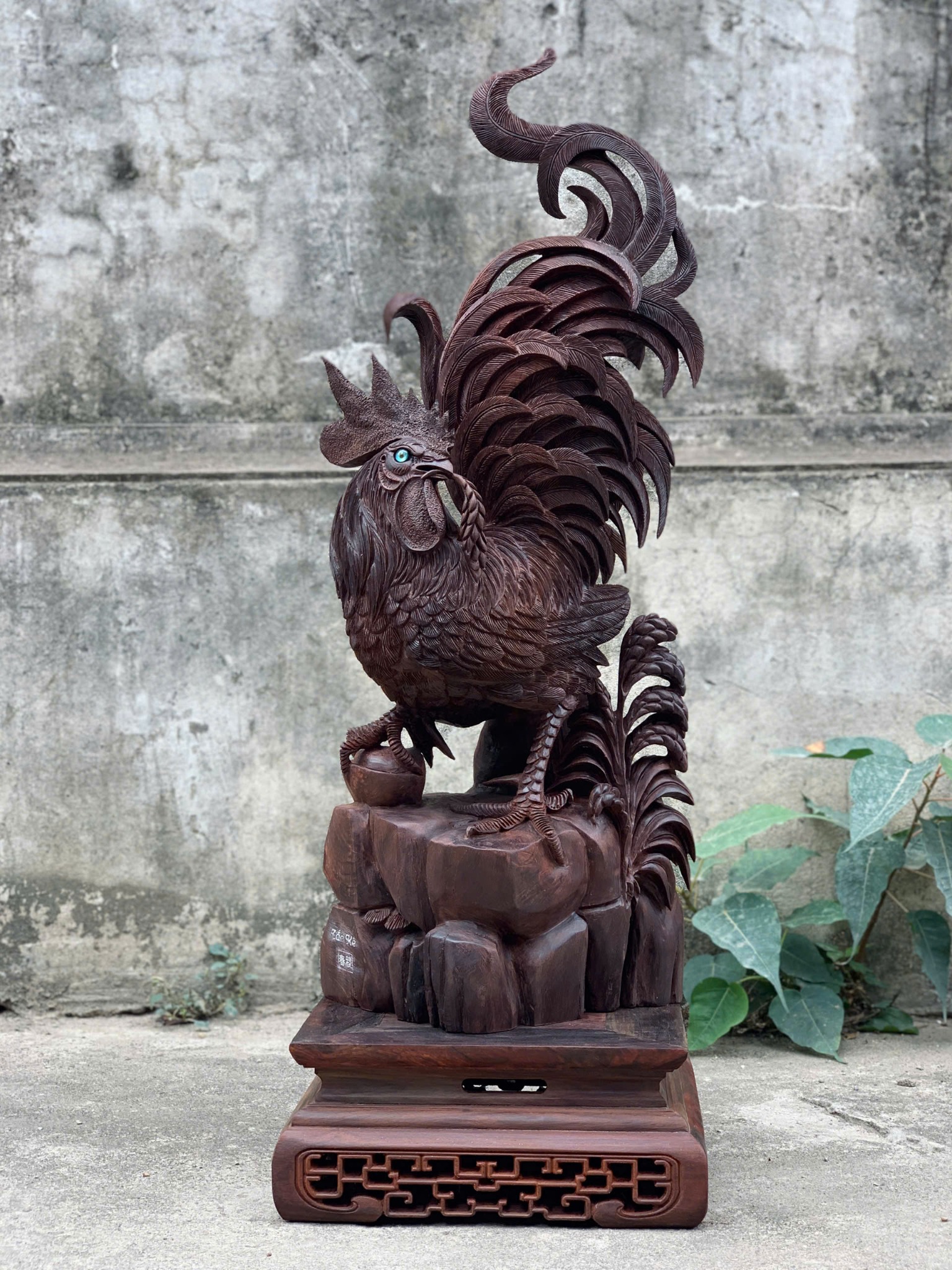 Tác phẩm Nhất Kê Tài Lộc gỗ trắc đen liền khối cao 60cm