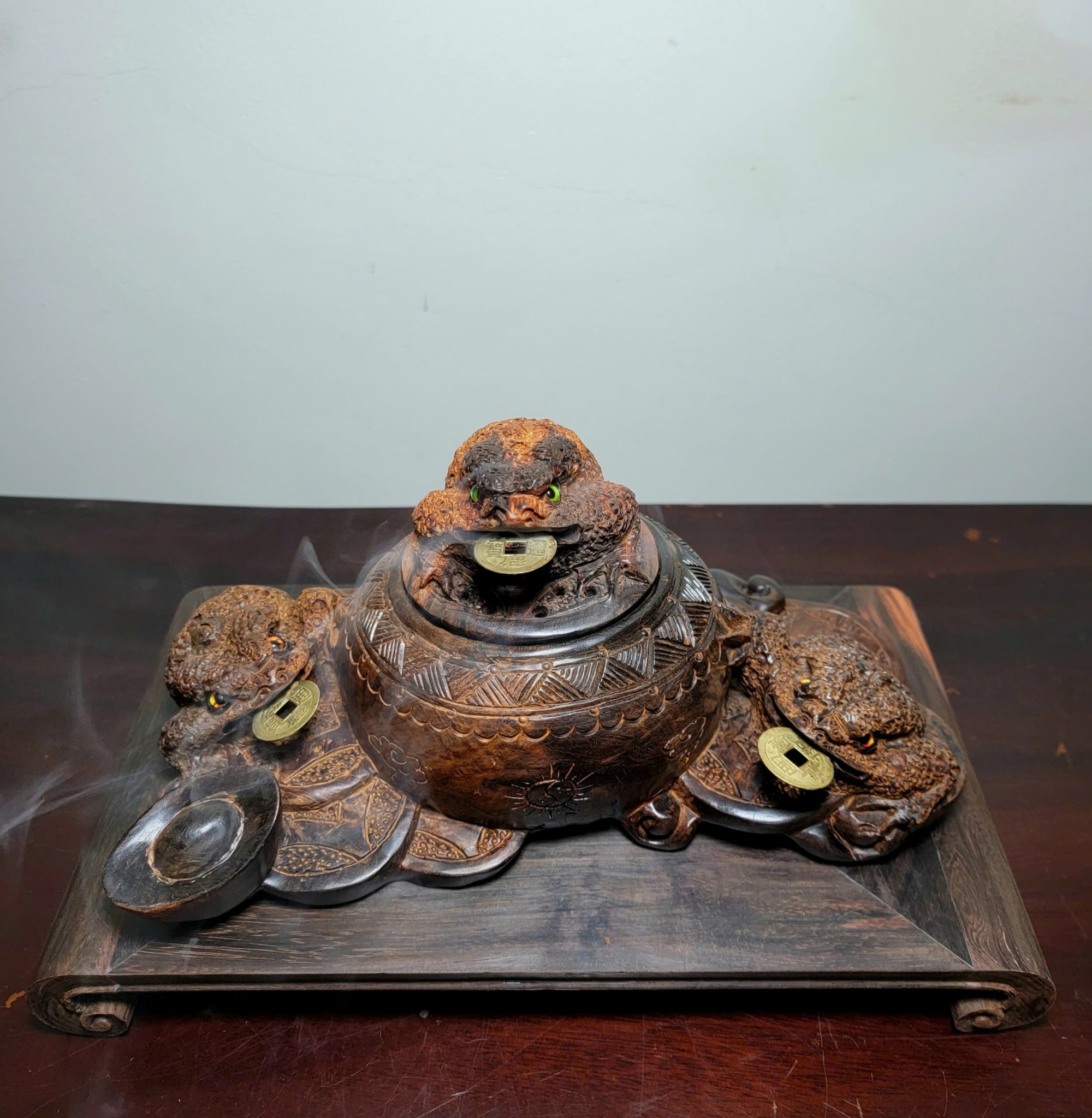 Tác phẩm Tam Cóc Trấn Bình xông trầm gỗ trắc cũ liền khối