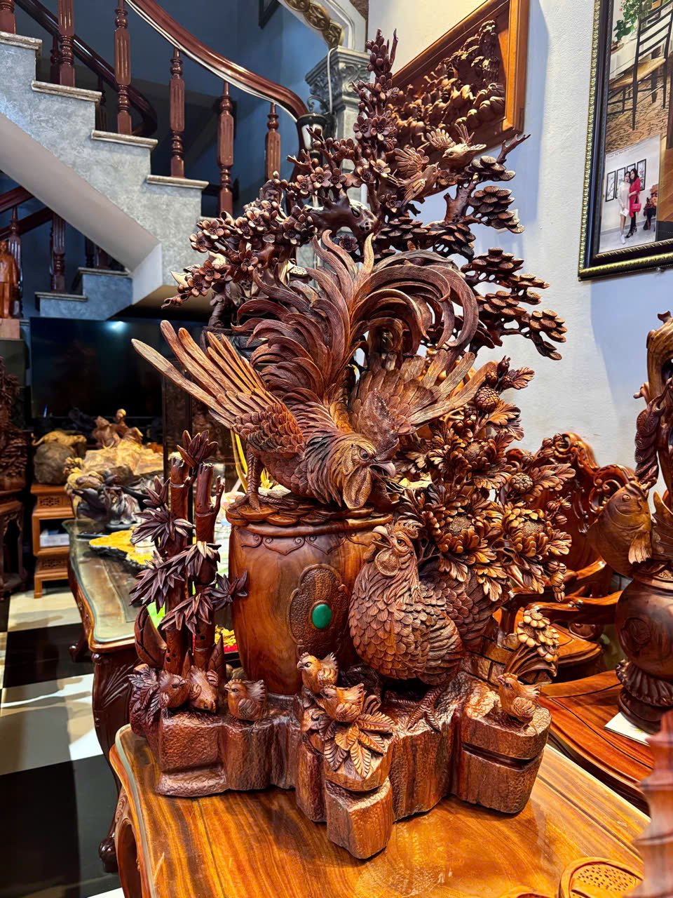 Tác phẩm Gia Đình Nhà Kê Bốn Mùa gỗ hương Gia Lai đục kênh bong