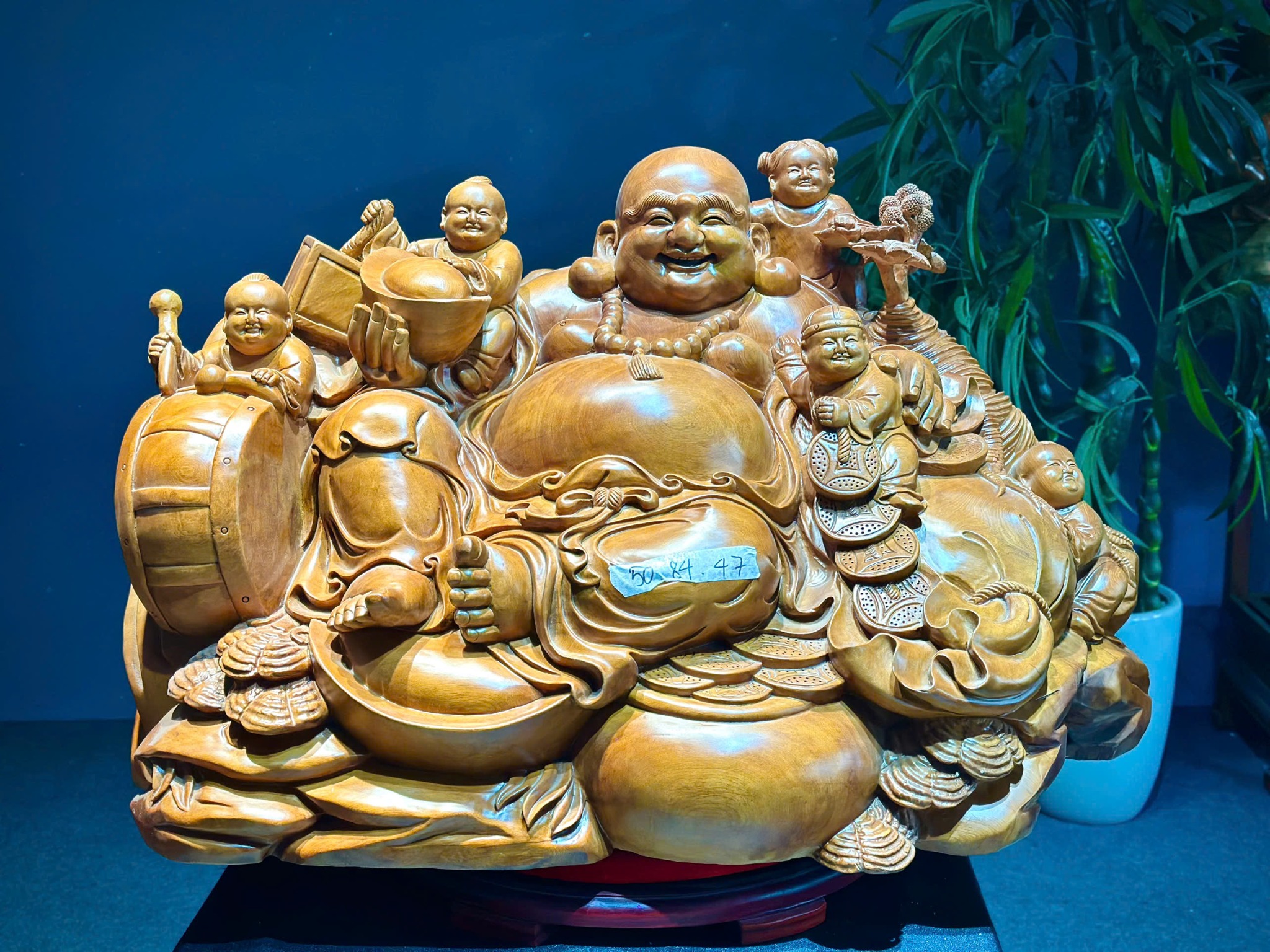 Tác phẩm Di Lặc Ngũ Phúc gỗ Ngọc Am nguyên khối