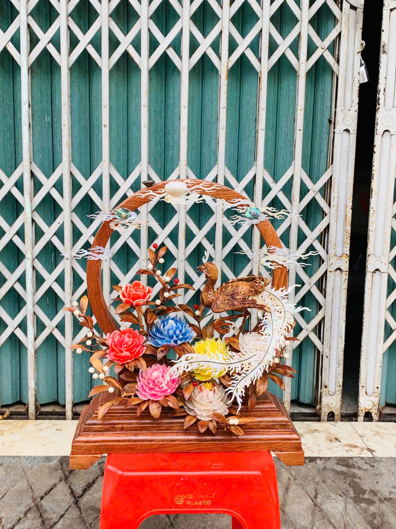 Tác phẩm Phù Dung Chim Trĩ Gỗ Sưa Mix Ngà Voi Ốc Indo – Có Xông Trầm & Đèn Led