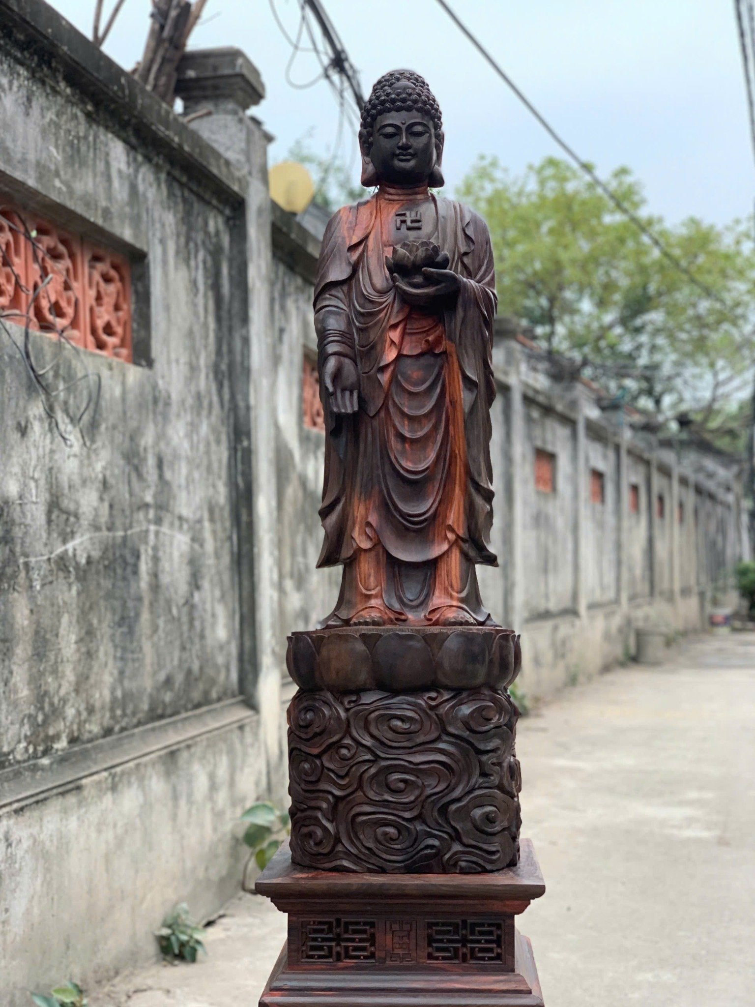 Tác phẩm Đức Phật gỗ trắc đỏ đen liền khối siêu to