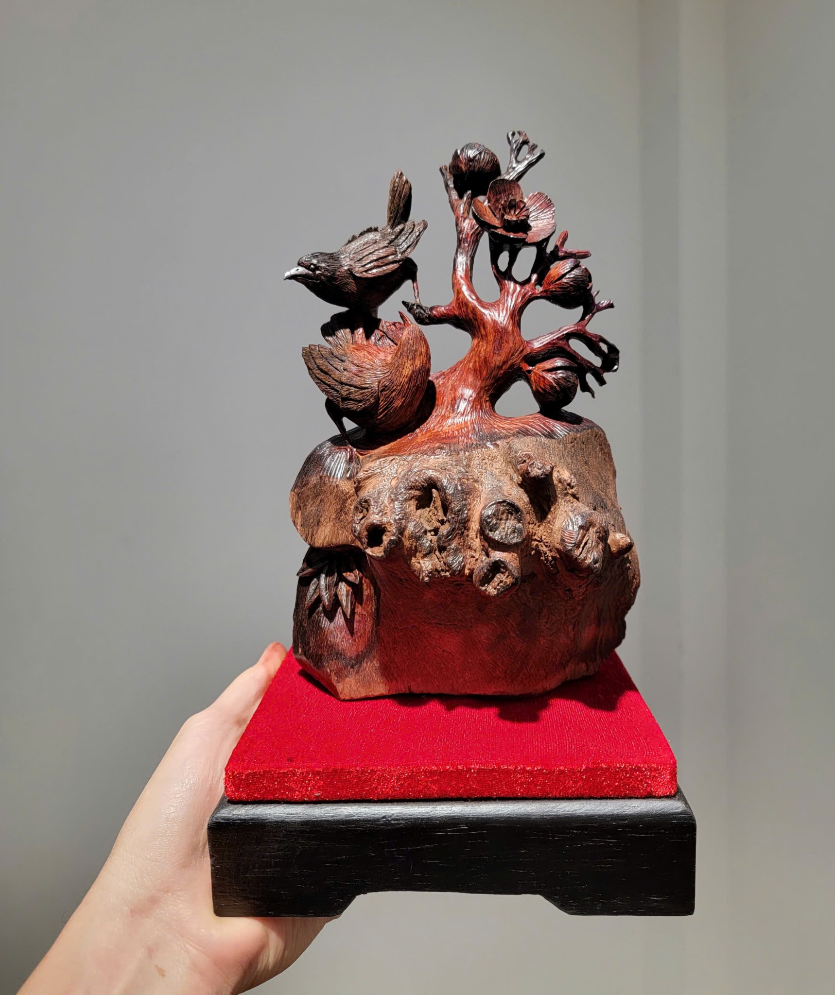 Tác phẩm Uyên Ương Mai Điểu gỗ nu trắc liền khối – Tặng kèm kỷ nhung