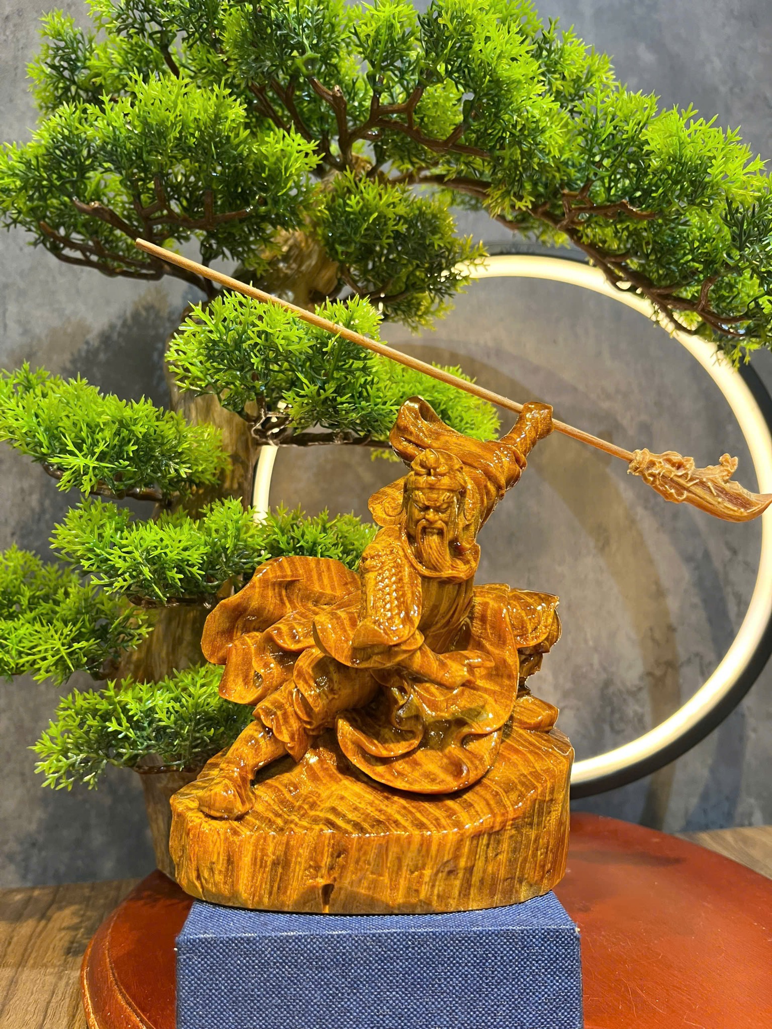 Tượng Quan Công múa võ gỗ huyết long cao 15cm – trấn trạch phong thủy